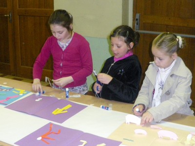 les enfants réalisent une fresque en bande d'évangile